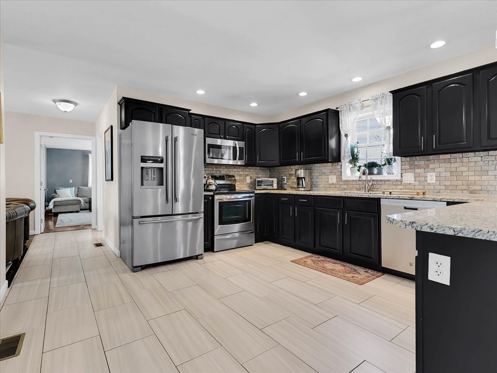 2 Phaneuf Street Middleton, MA 01949 - Photo 4 of 38