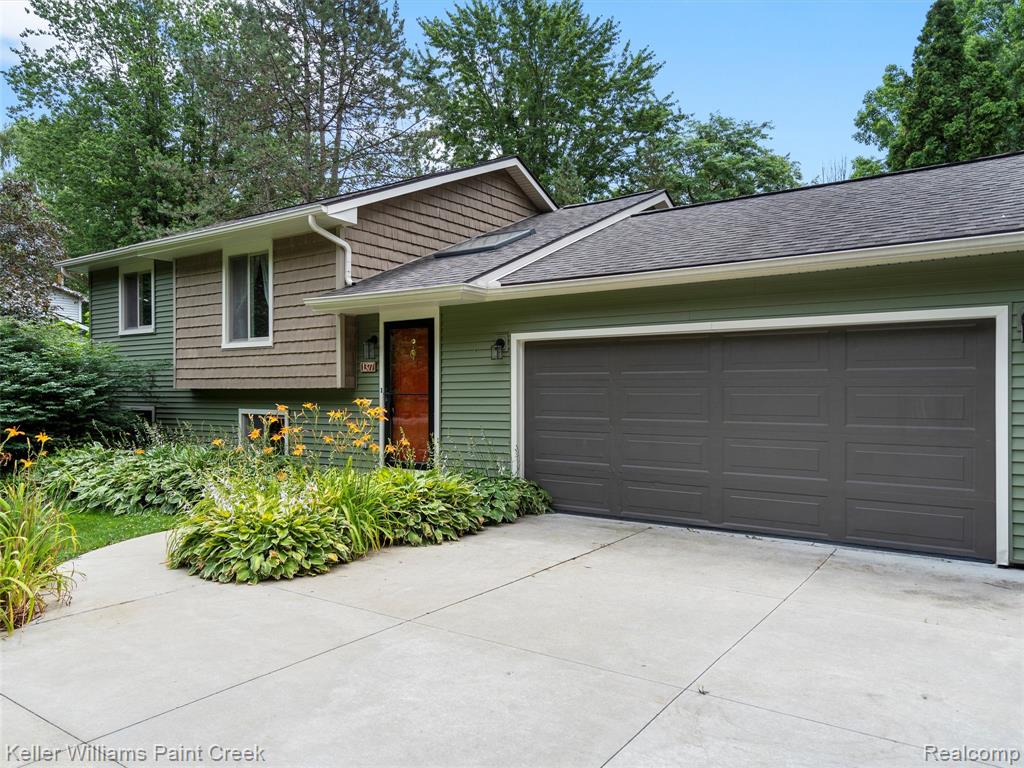1377 Ruby Avenue Rochester Hills, MI 48309 - Photo 3 of 34