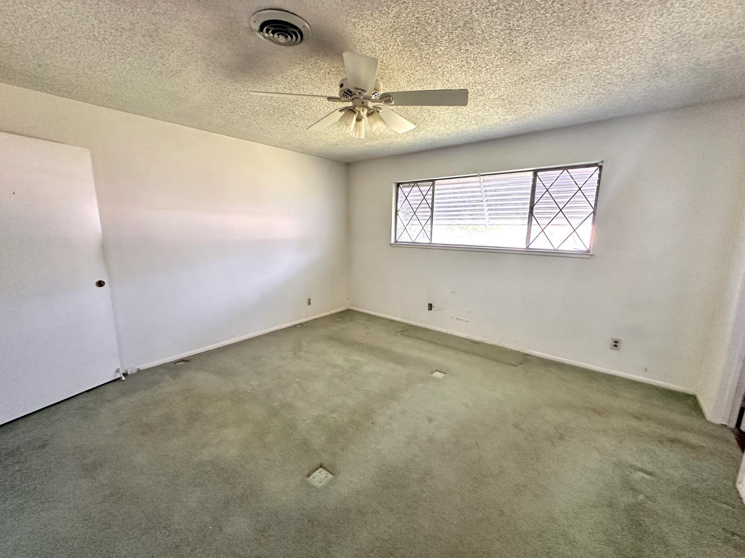 3207 Terry Way Carmichael, CA 95608 - Photo 23 of 36 en empty room with windows and ceiling fan