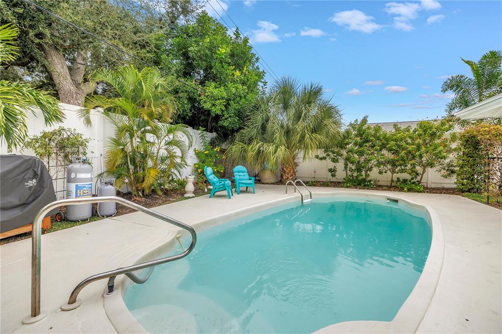2856 65th Way North St. Petersburg, FL 33710 - Photo 37 of 49 a swimming pool with a yard