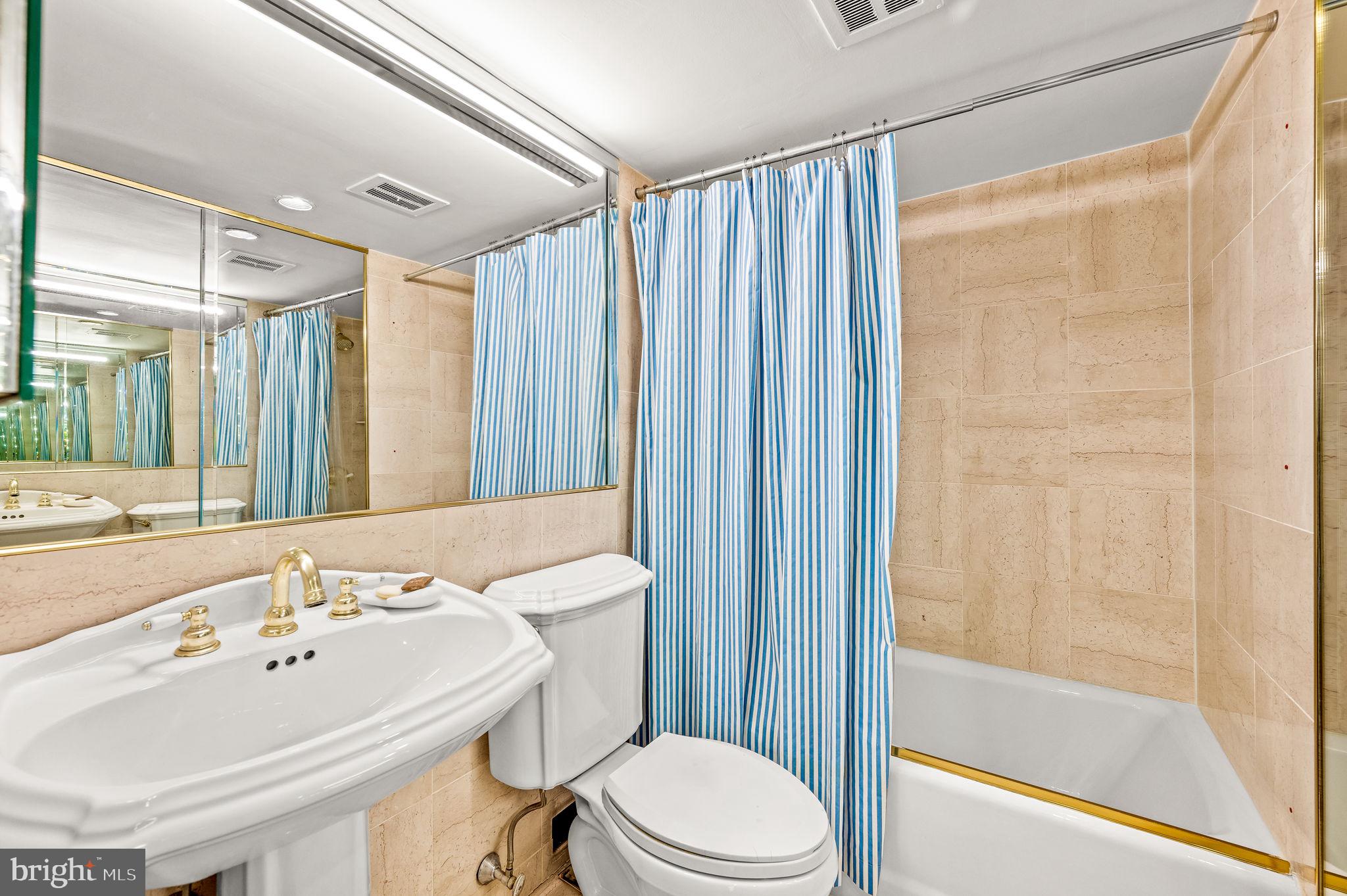 331 Lawrence Court Philadelphia, PA 19106 - Photo 25 of 43 Third floor bathroom