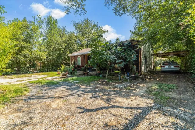 a view of a house with backyard