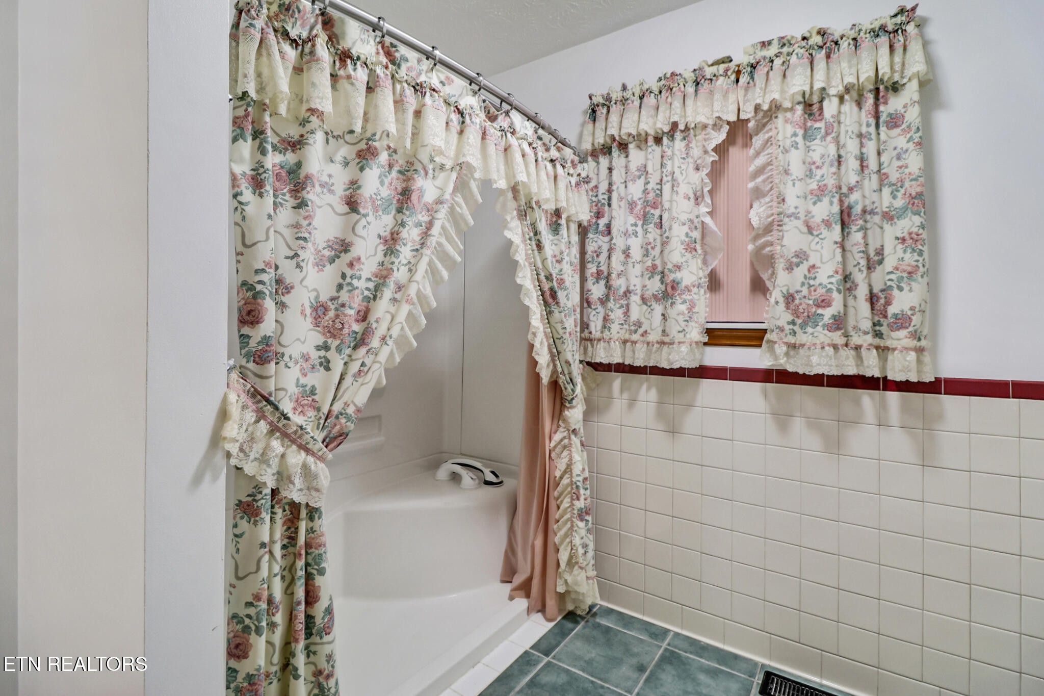 1190 Sand Cut Road Oneida, TN 37841 - Photo 16 of 41 a bathroom with a shower curtain and a shower curtain