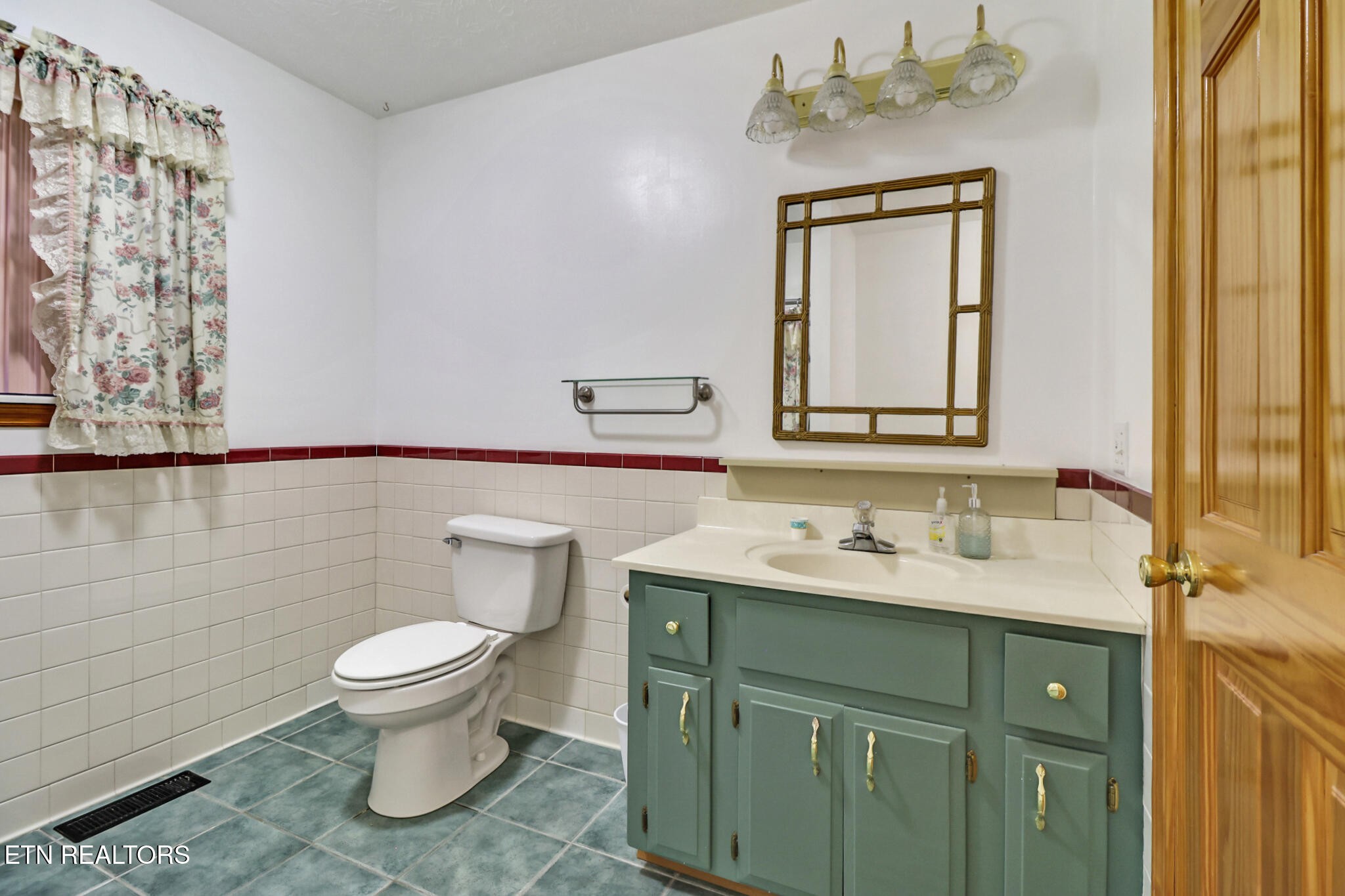 1190 Sand Cut Road Oneida, TN 37841 - Photo 17 of 41 a bathroom with a toilet sink and mirror