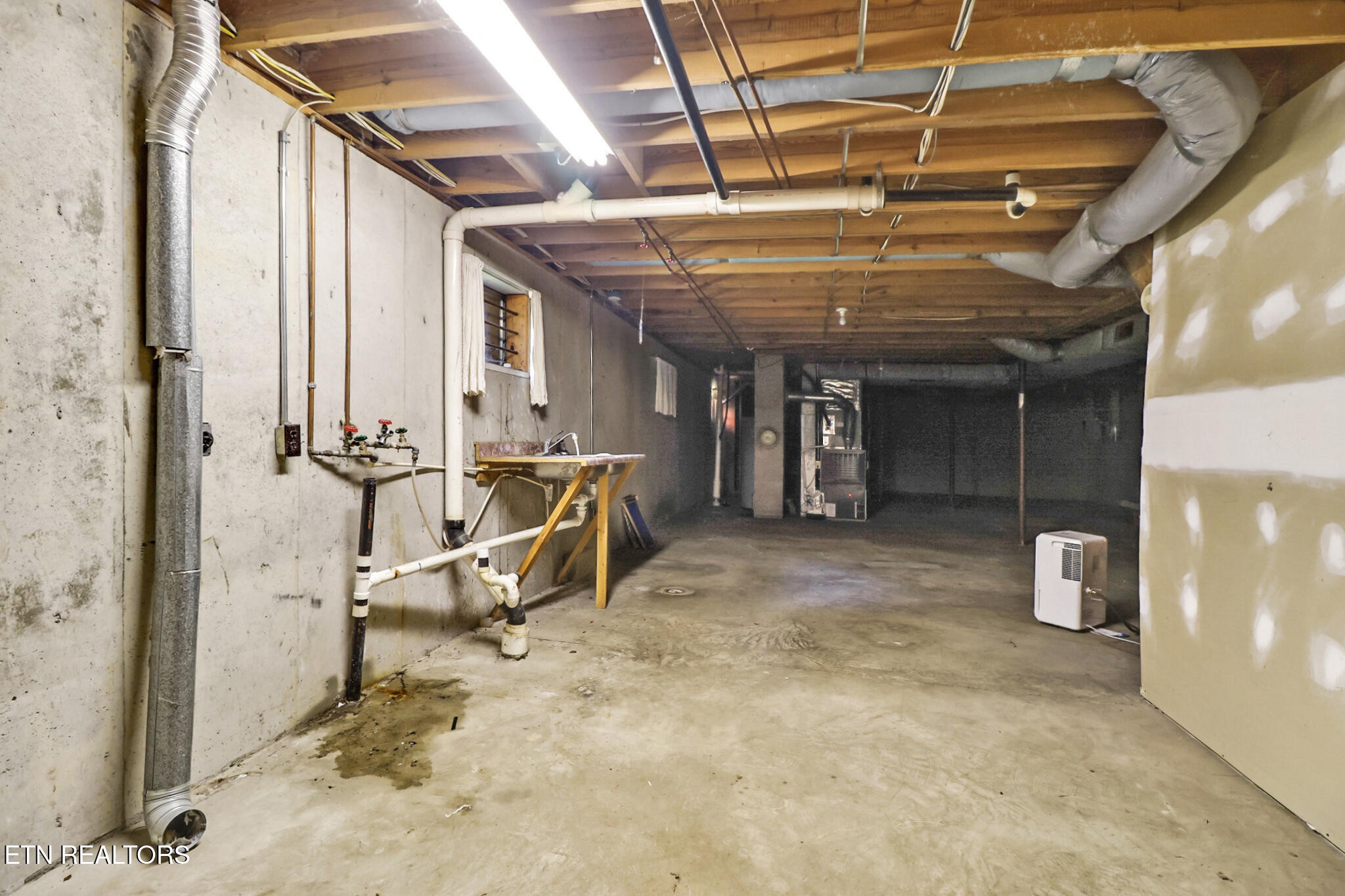 1190 Sand Cut Road Oneida, TN 37841 - Photo 29 of 41 a view of an empty room
