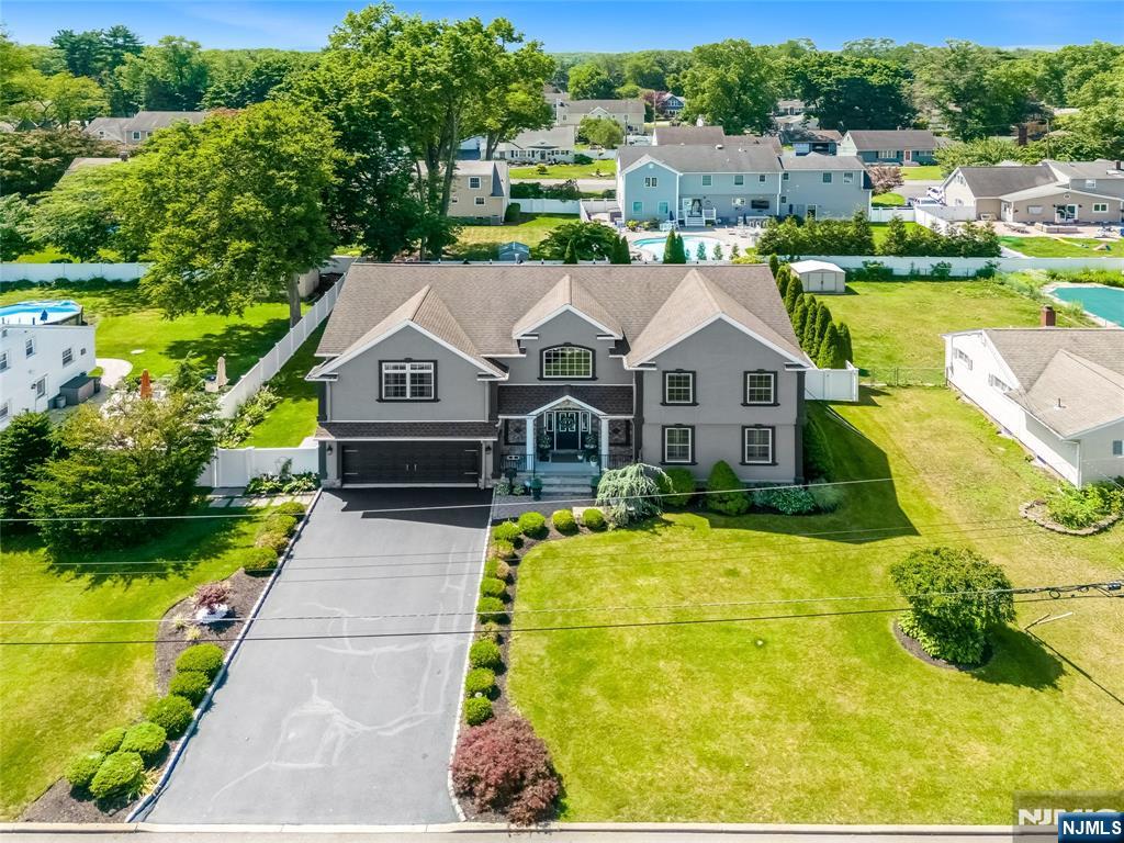 8 Ferndale Place Pompton Plains, NJ 07444 - Photo 3 of 49
