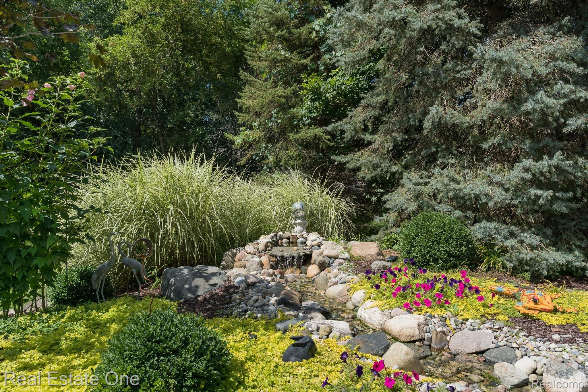 385 Rochdale Drive North Rochester, MI 48309 - Photo 37 of 42 Backyard