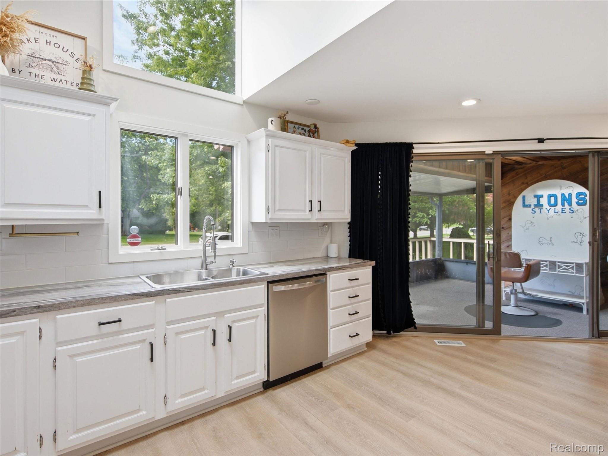 2258 South Long Lake Road Fenton, MI 48430 - Photo 14 of 40 15-DSC04305.jpg