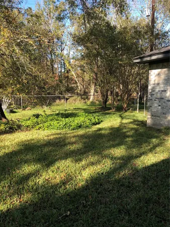 a view of a yard with a house