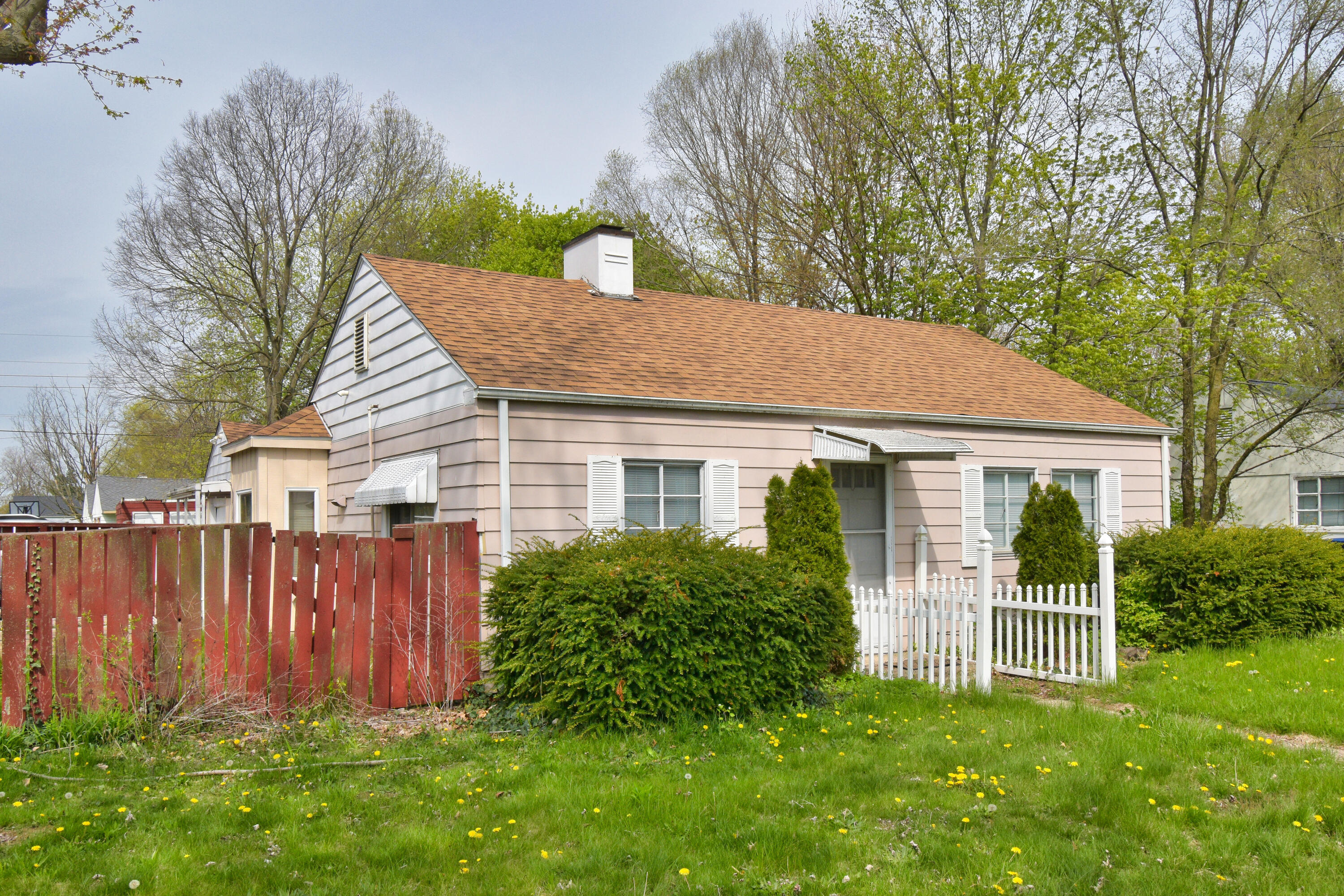 2384 Stratton Road Benton Harbor, MI 49022 - Photo 1 of 17 DSC_3675