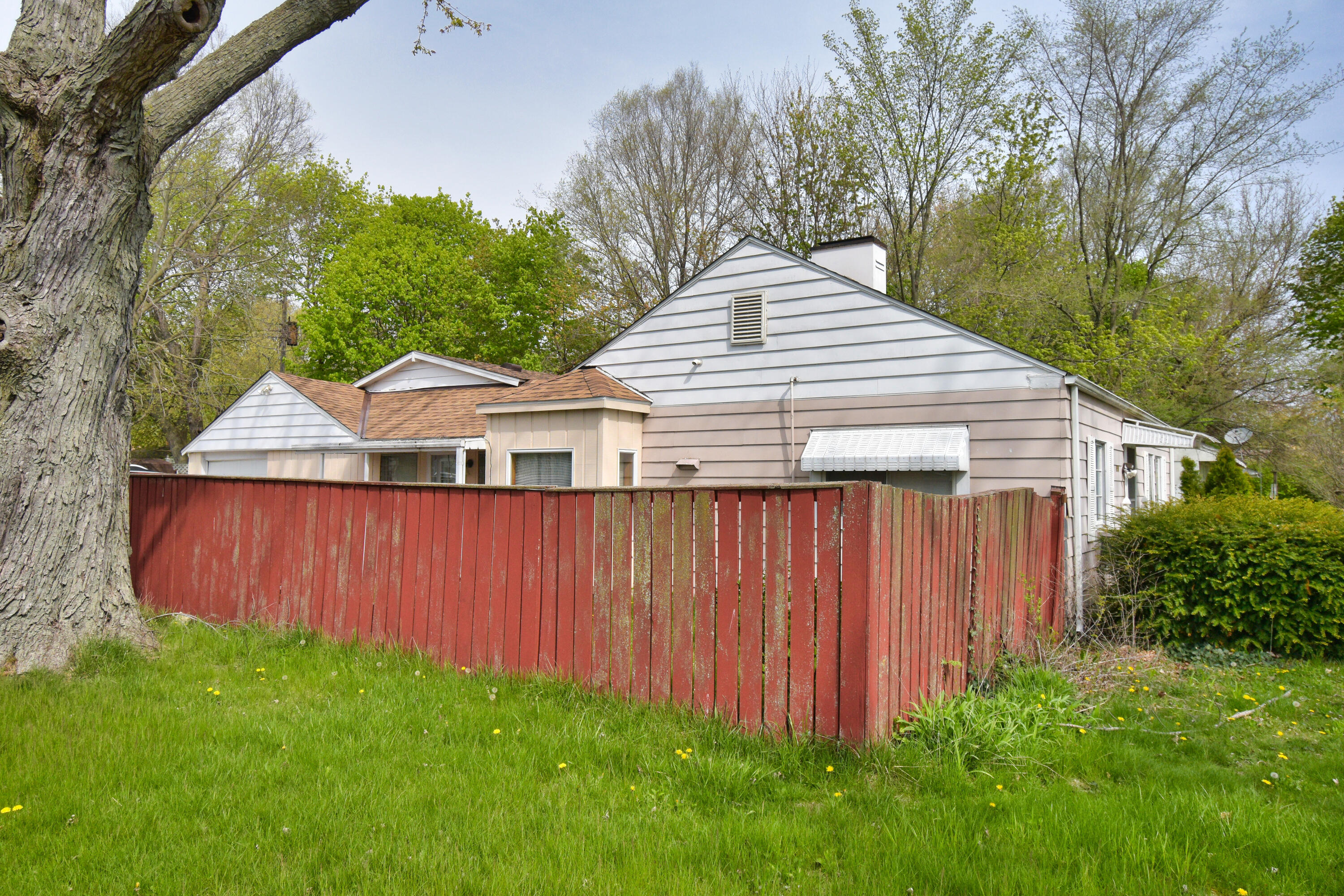2384 Stratton Road Benton Harbor, MI 49022 - Photo 2 of 17 DSC_3665