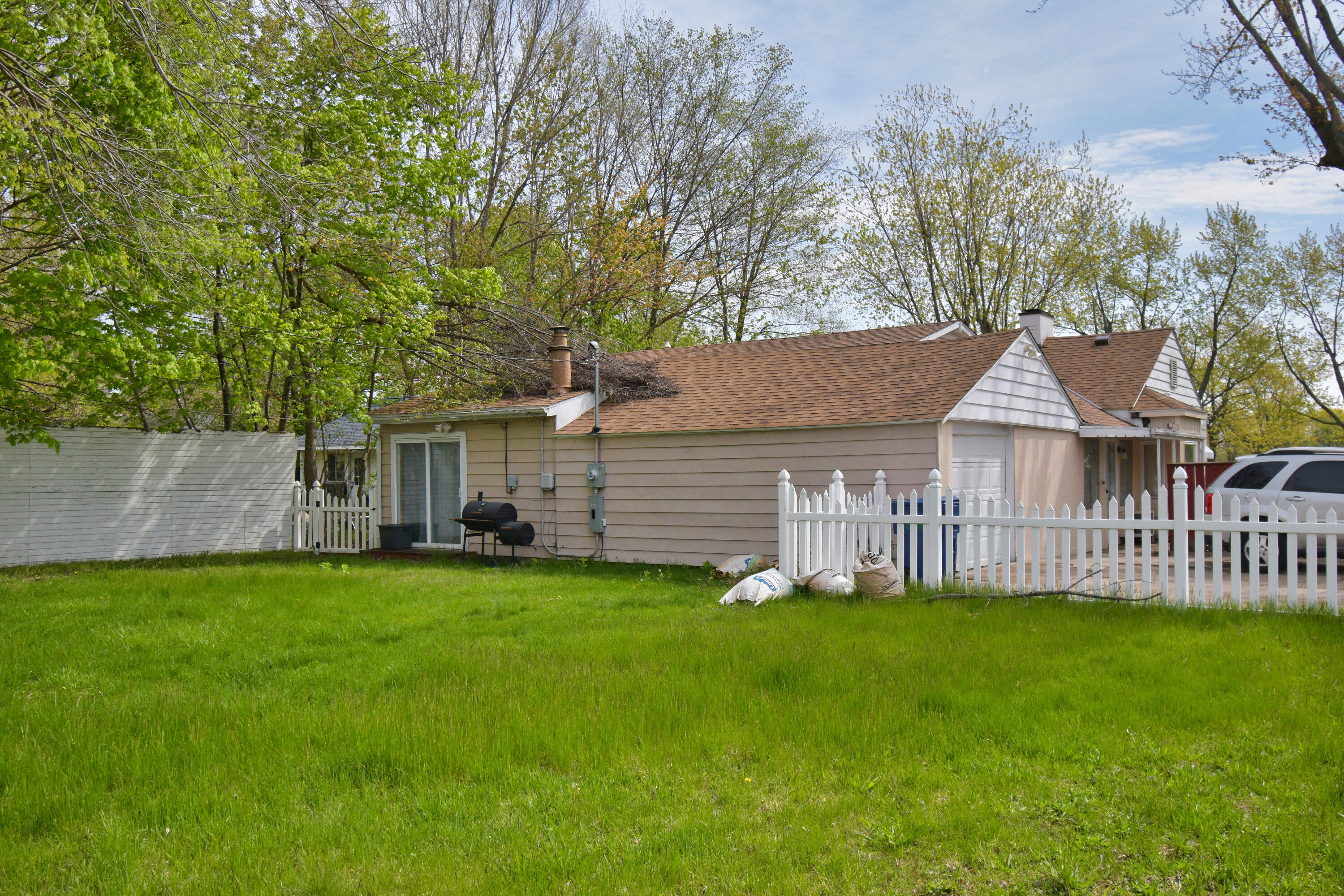 2384 Stratton Road Benton Harbor, MI 49022 - Photo 3 of 17 DSC_3638
