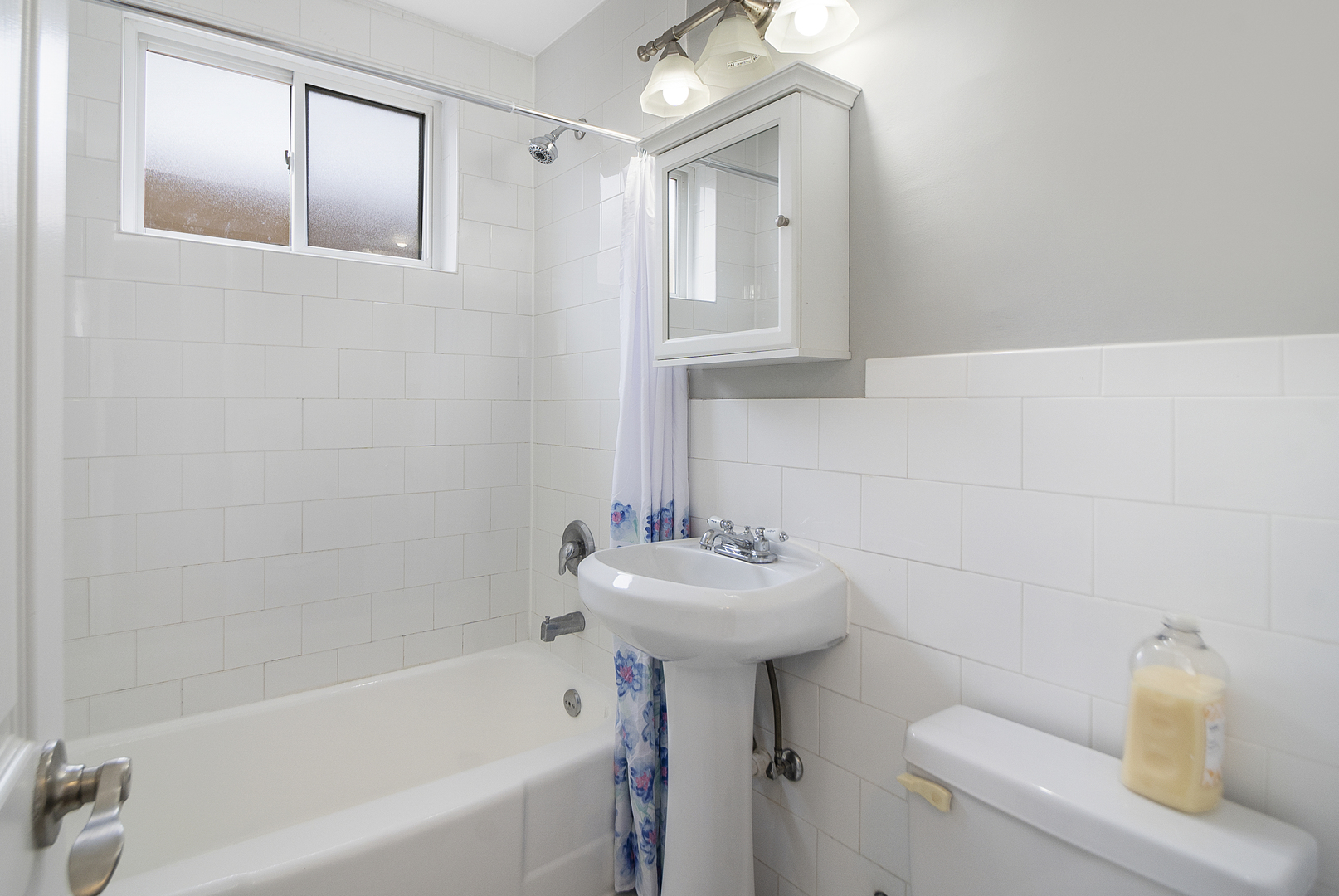 1951 Euclid Avenue, Unit 202 Berwyn, IL 60402 - Photo 15 of 16 a bathroom with a sink toilet and bathtub