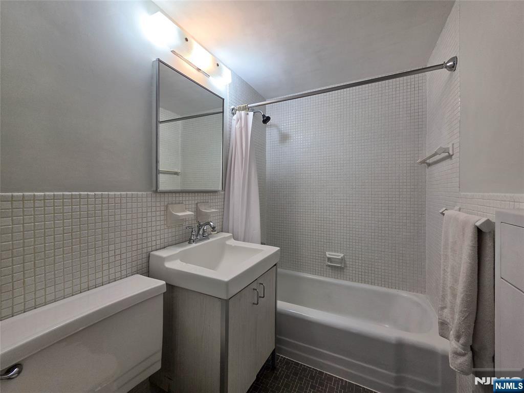 1 Horizon Road, Unit 811 Fort Lee, NJ 07024 - Photo 15 of 17 a bathroom with a sink mirror toilet and bathtub