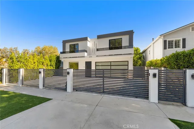 a house view with a backyard space