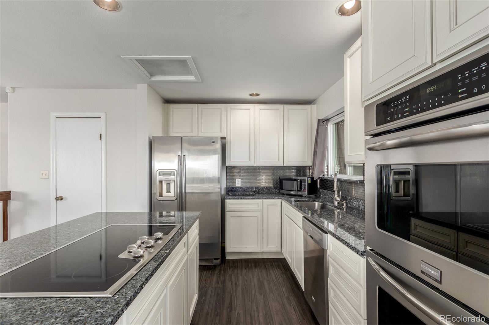 1061 Sir Galahad Drive Lafayette, CO 80026 - Photo 8 of 25