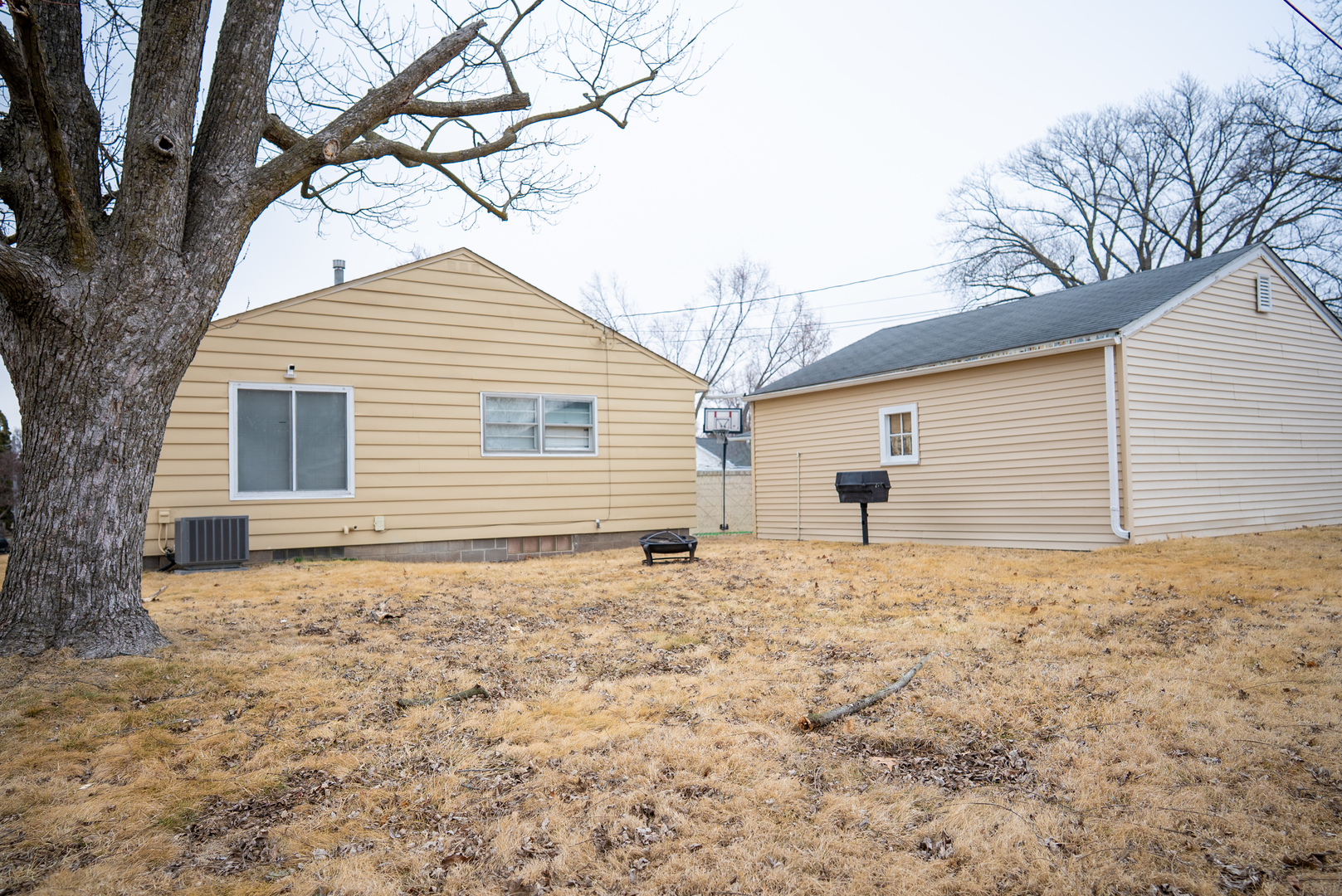 2550 26th Street Rock Island, IL 61201 - Photo 3 of 33 a backyard of a house with large trees