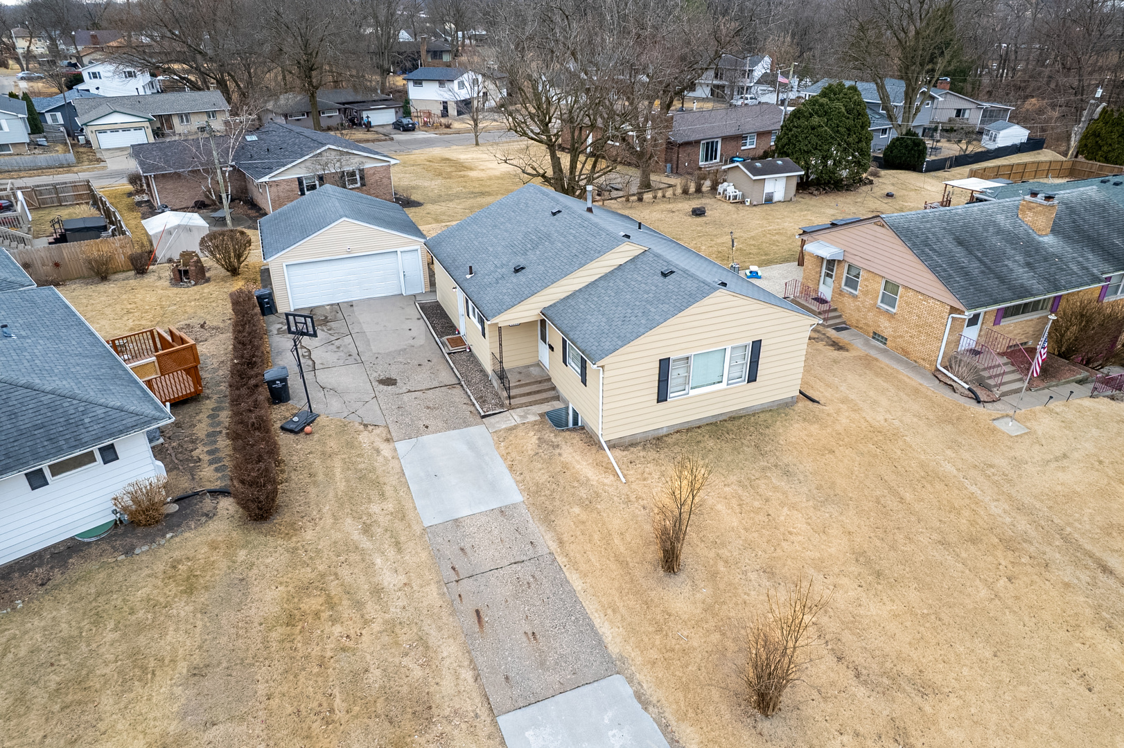 2550 26th Street Rock Island, IL 61201 - Photo 31 of 33 an aerial view of a houses with yard