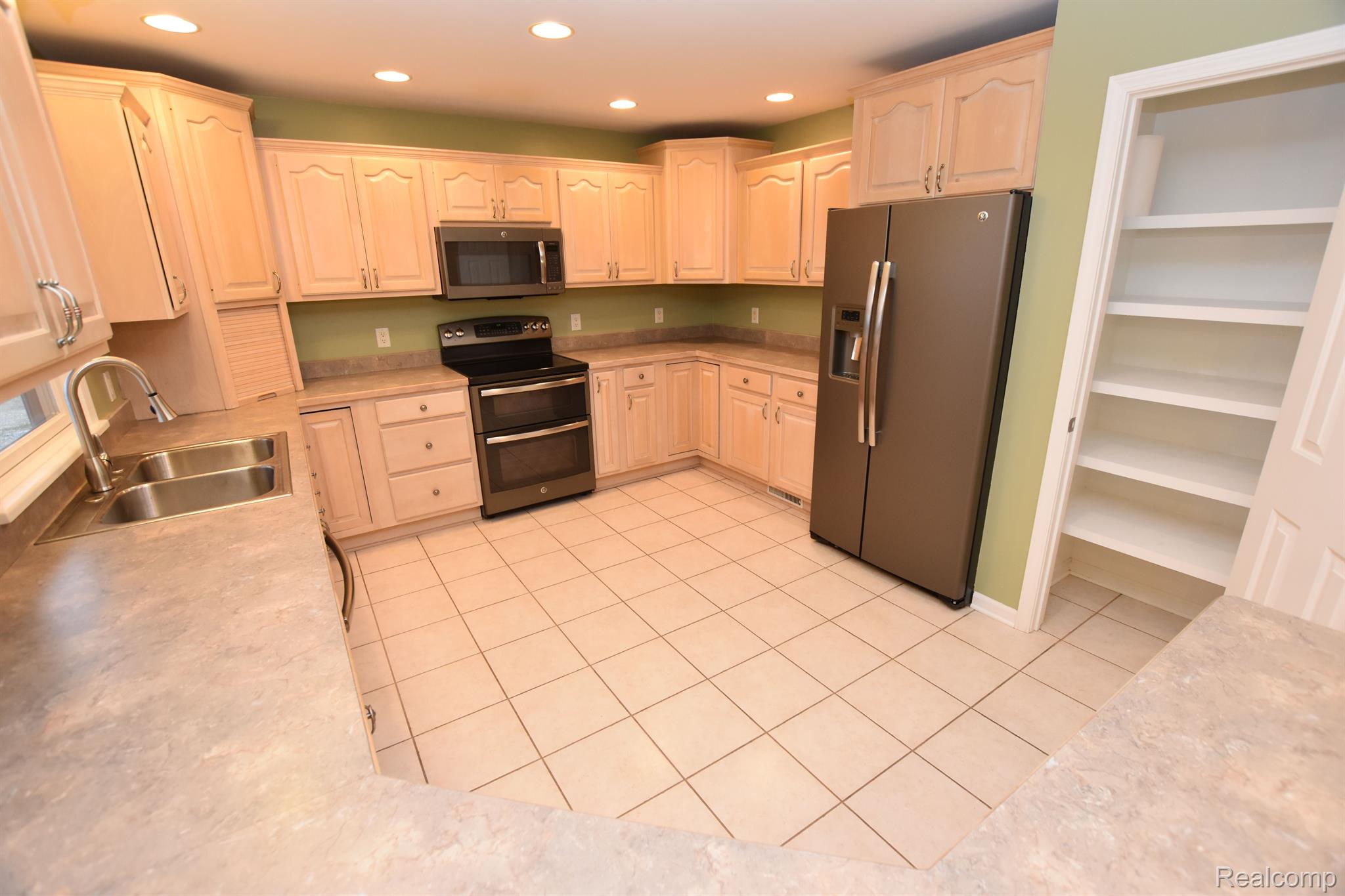 9610 East Prior Road Durand, MI 48429 - Photo 5 of 28 Full pantry
