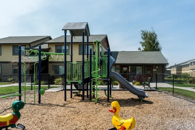 $833 | 950 Southwest Madison Street, Madras, OR 97741