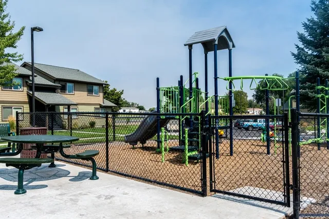 $833 | 950 Southwest Madison Street, Madras, OR 97741