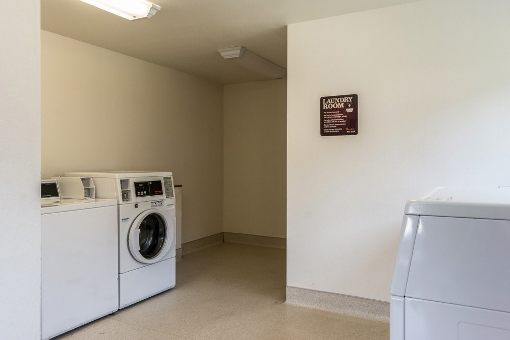 950 Southwest Madison Street Madras, OR 97741 - Photo 8 of 8 a utility room with dryer and washer