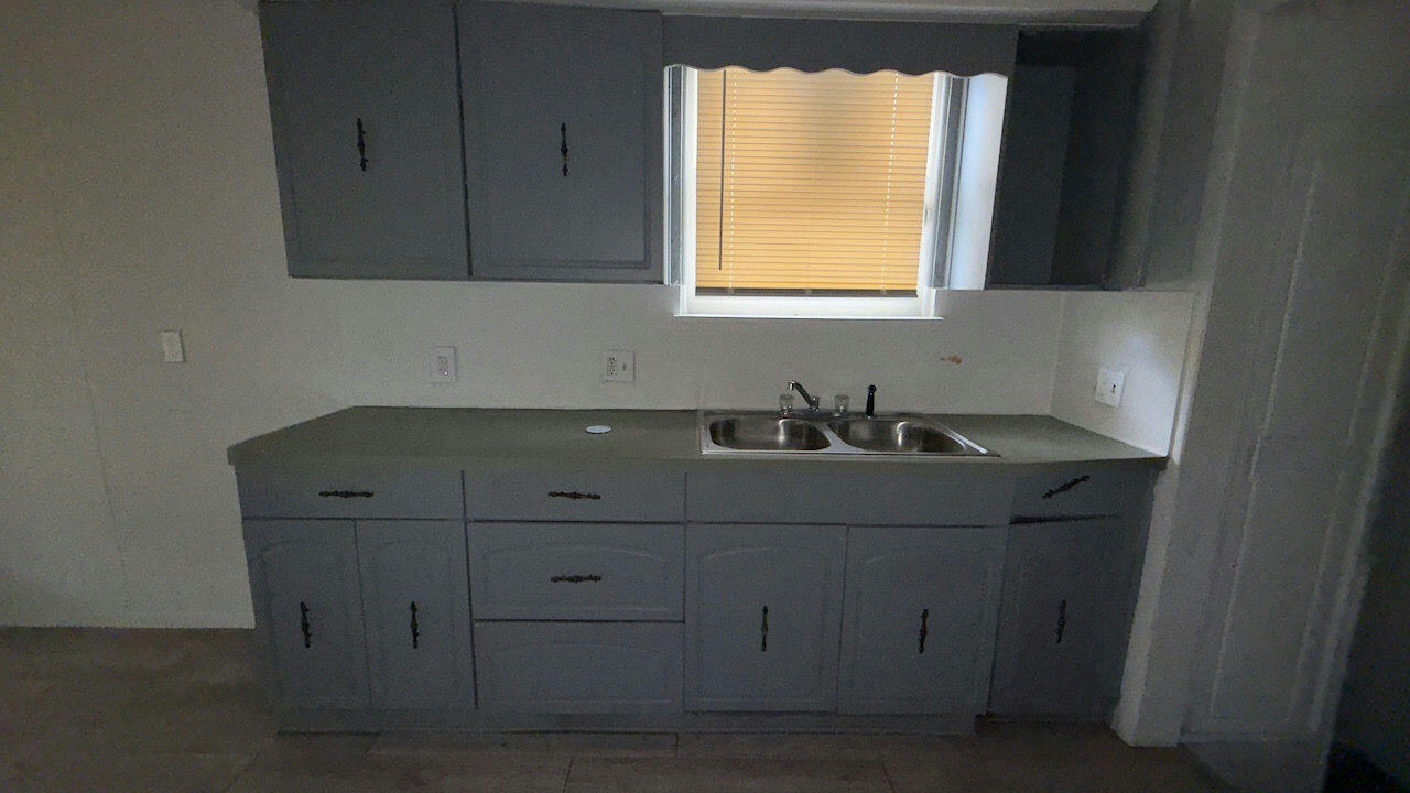 7269 Minock Street Detroit, MI 48228 - Photo 8 of 16 pXQ58p1v-jMufKR2SE38sO63r3RdZXM4hDPrXbCi