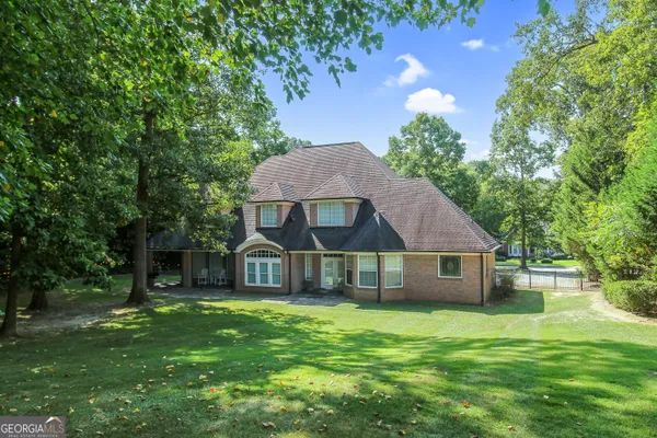 a view of a house with a backyard