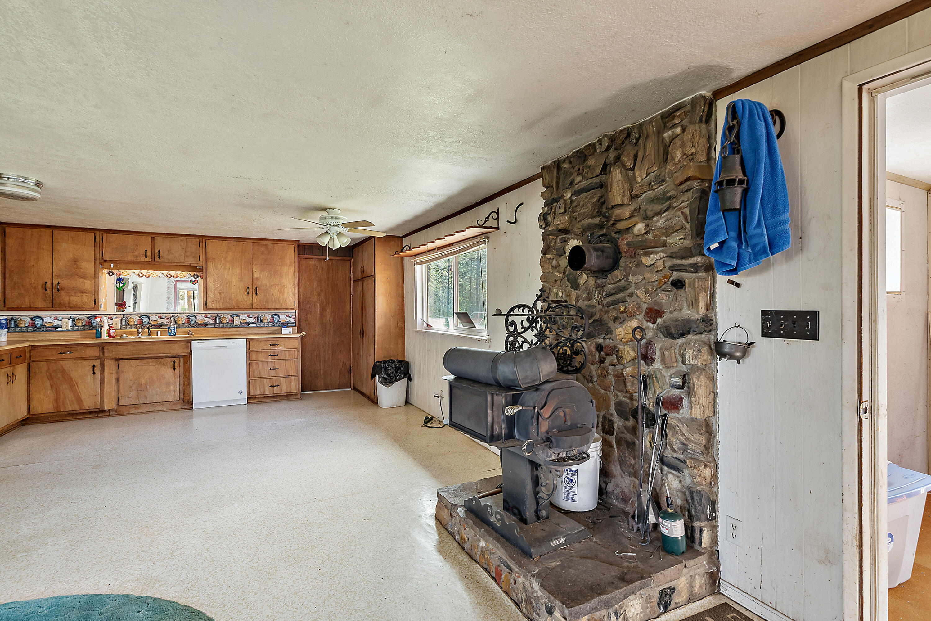 2150 North Obenchain Road Eagle Point, OR 97524 - Photo 50 of 69 a kitchen with a refrigerator and a sink
