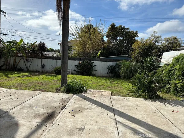 a view of a backyard