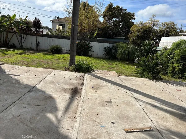 a view of a backyard