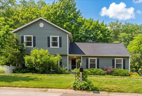 $424,800 | 452 North Glengarry Drive, Geneva, IL 60134