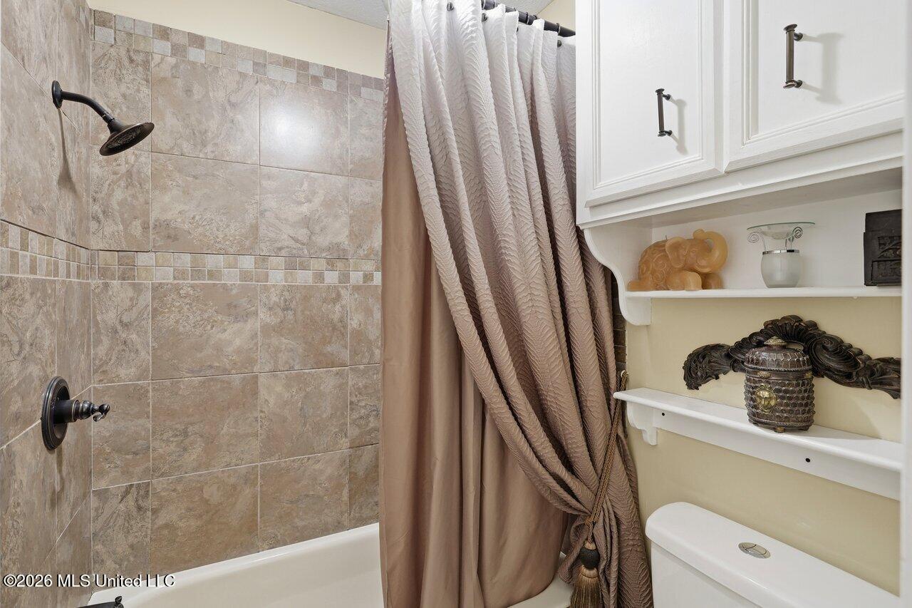 466 Lee Street Byram, MS 39272 - Photo 19 of 25 Lee Primary Bath Tub area