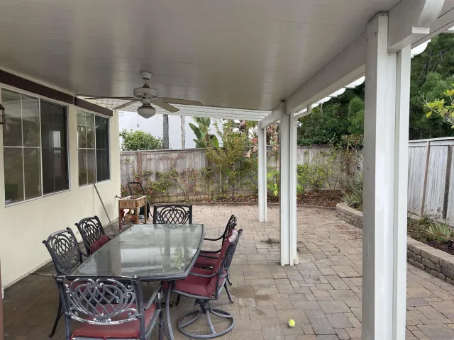 a view of fireplace with washer and dryer