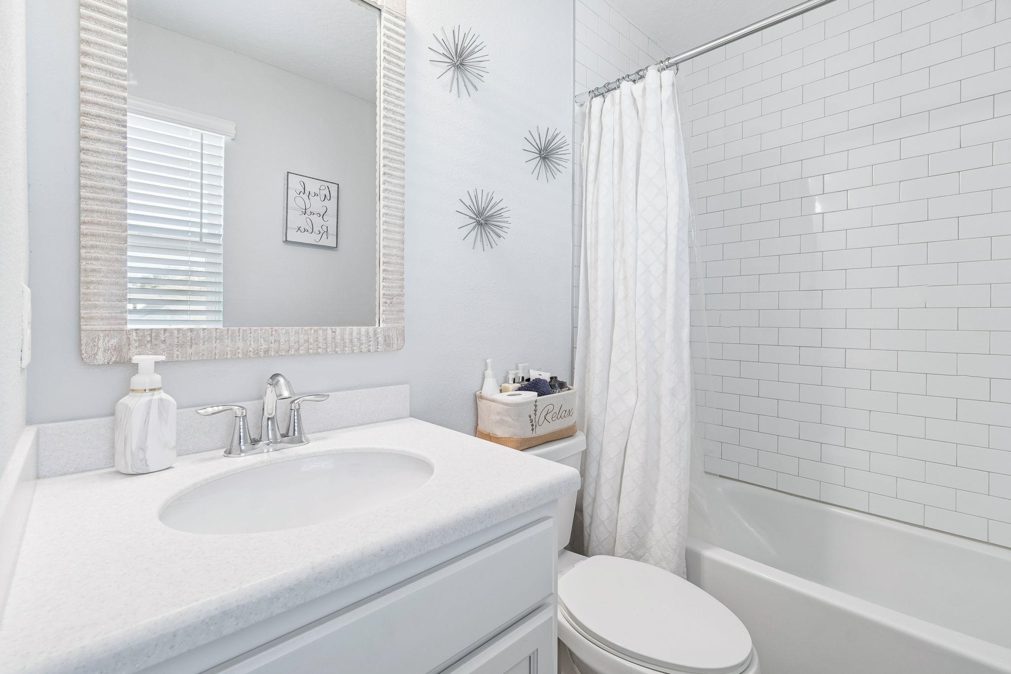 262 Killarney Avenue St. Johns, FL 32259 - Photo 61 of 100 Bathroom with shower / tub combo with curtain and vanity