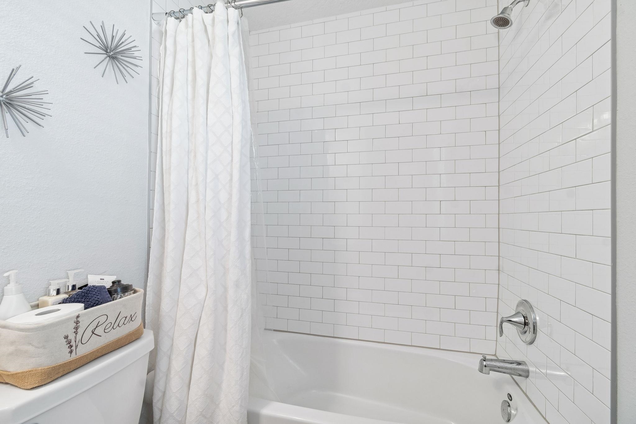 262 Killarney Avenue St. Johns, FL 32259 - Photo 62 of 100 Full bathroom with shower / tub combo and a textured wall