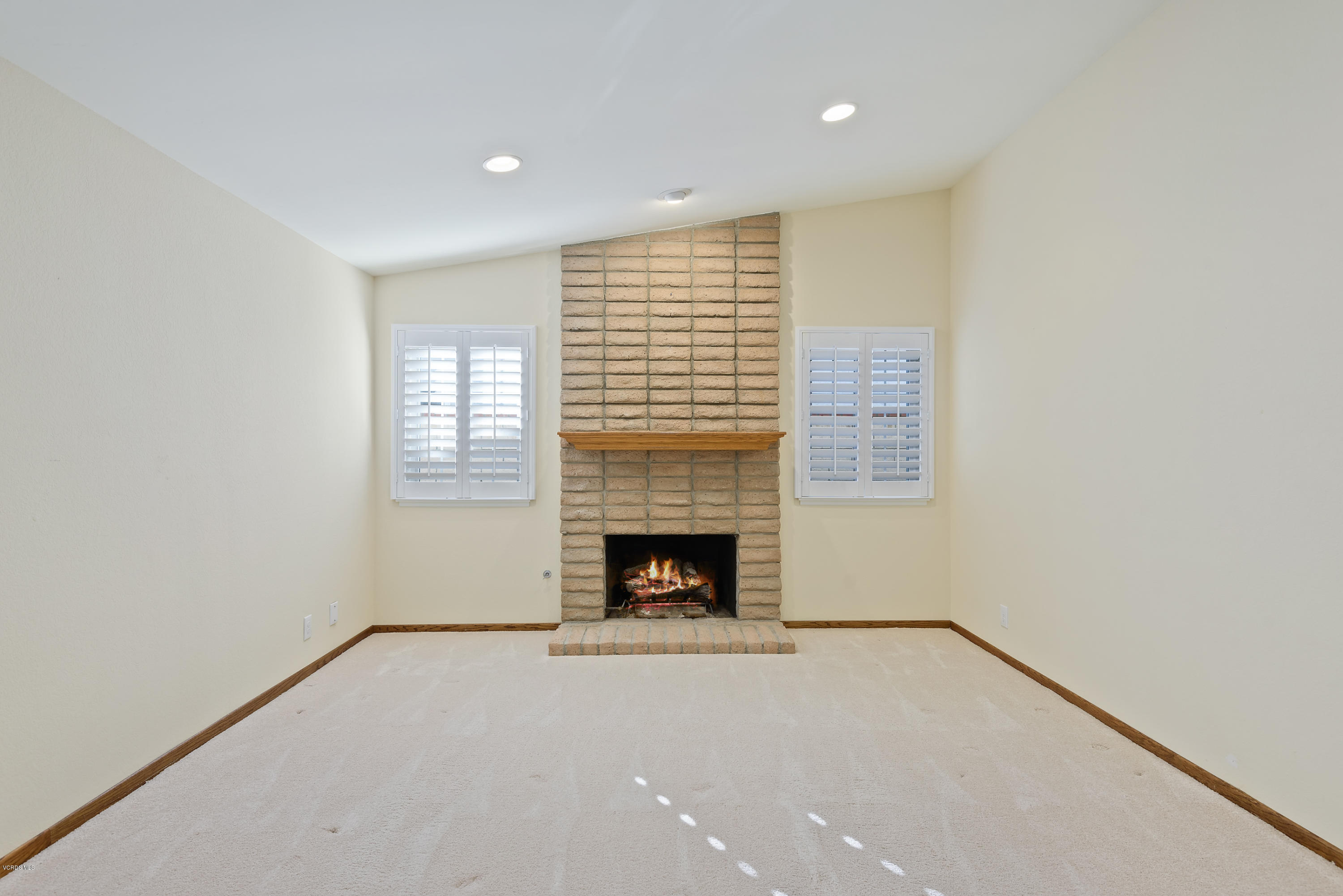 1241 Indigo Place Oxnard, CA 93036 - Photo 5 of 21 005_05 Living Room