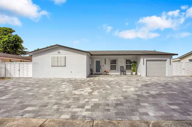 a view of a house with backyard and garden