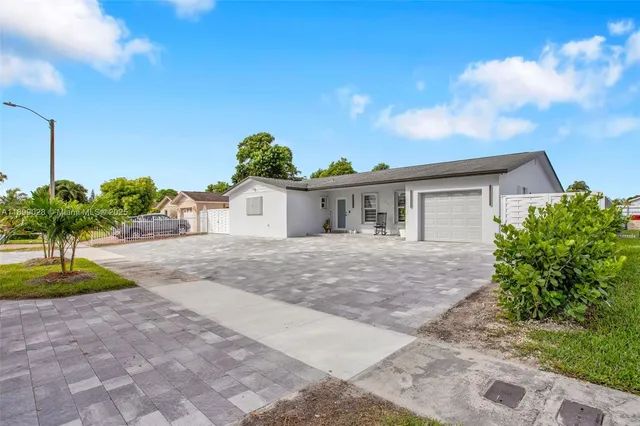 a view of a house with backyard and garden