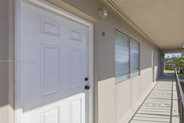 $1,800 | 126 Southwest 18th Avenue, Unit 10, Miami, FL 33135