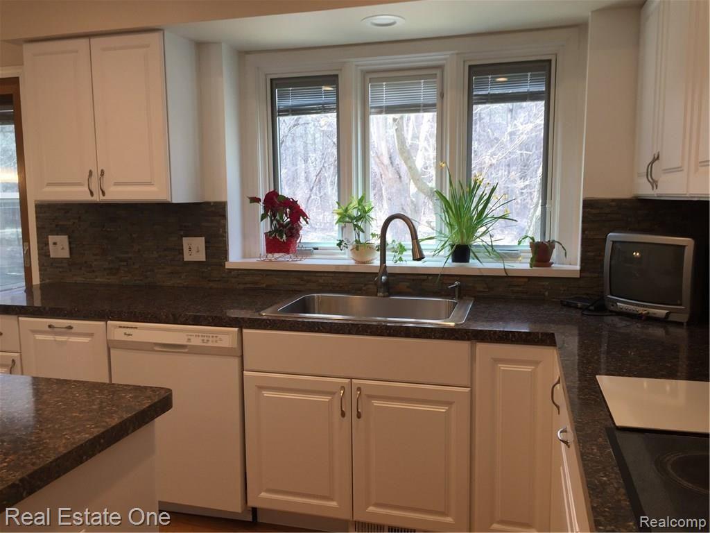 24647 Ridgeview Drive Farmington, MI 48336 - Photo 11 of 70 IMG_7251.JPG