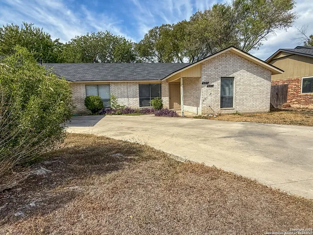 $850 | 607 Frostwood Drive, New Braunfels, TX 78130