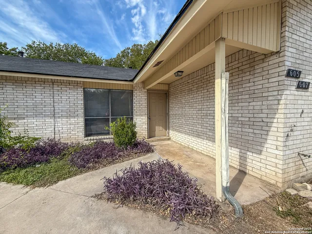 $850 | 607 Frostwood Drive, New Braunfels, TX 78130