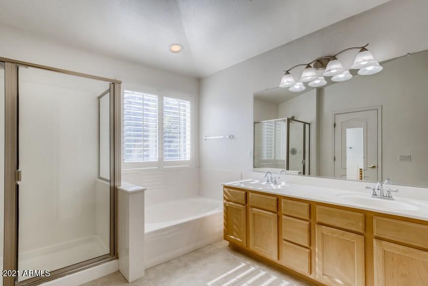 3841 East Minton Street Phoenix, AZ 85042 - Photo 14 of 26 21 2nd Floor Primary Bathroom