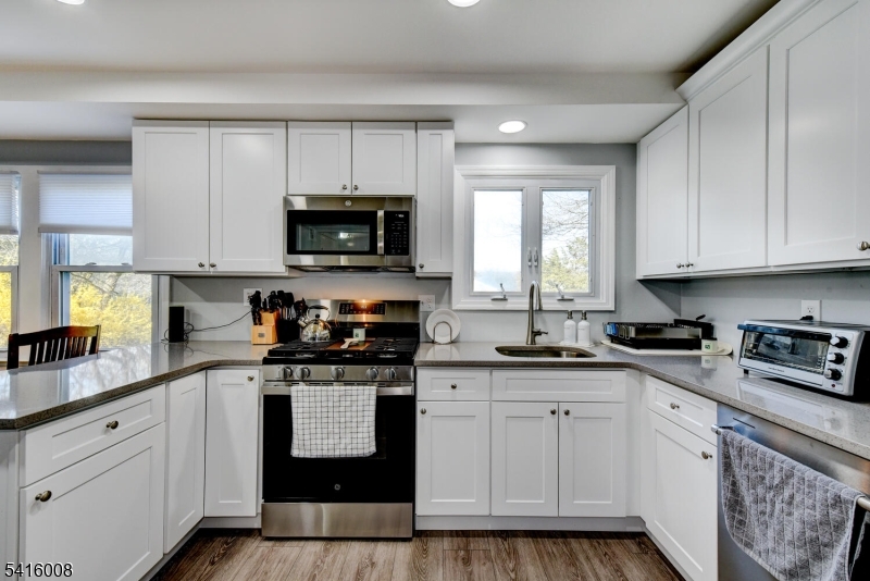 539 Lyme Rock Road Bridgewater, NJ 08807 - Photo 4 of 31