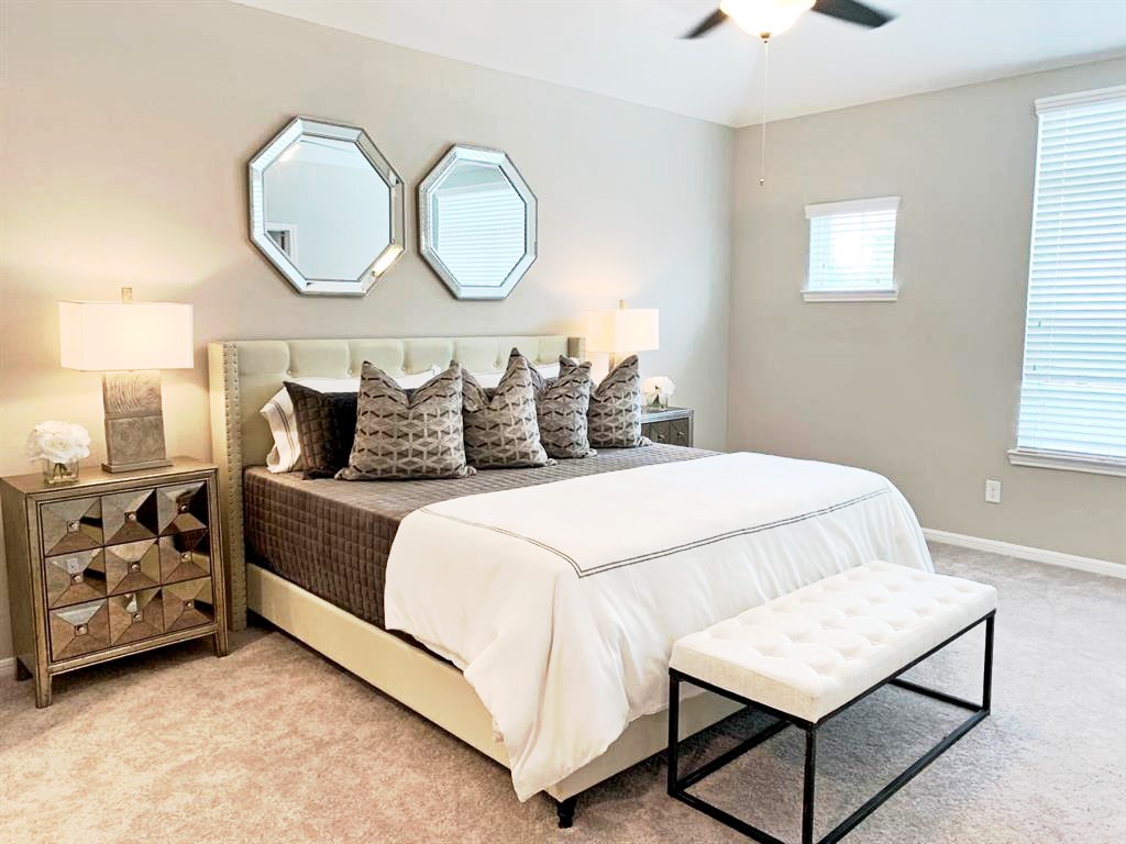 5609 Mina Way Houston, TX 77081 - Photo 4 of 12 a bedroom with a bed a mirror and a window