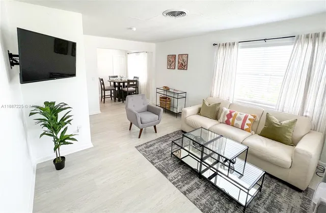 $2,000 | 1313 Northeast 118th Street, Unit 1313, Miami, FL 33161