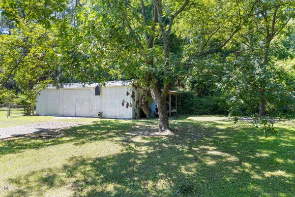a view of a backyard