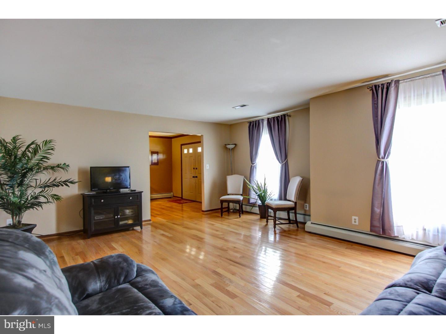 2132 Almshouse Road Jamison, PA 18929 - Photo 4 of 25 Living Room