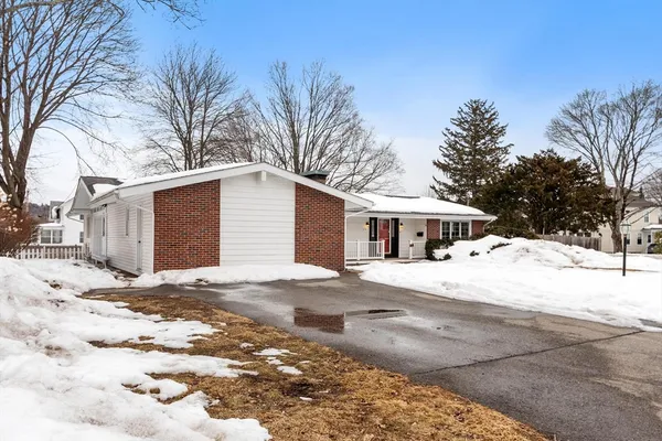 $2,000 | 103 Elmcrest Road, Unit 103, North Andover, MA 01845